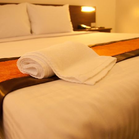 M Suites Hotel Makati City ภายนอก รูปภาพ