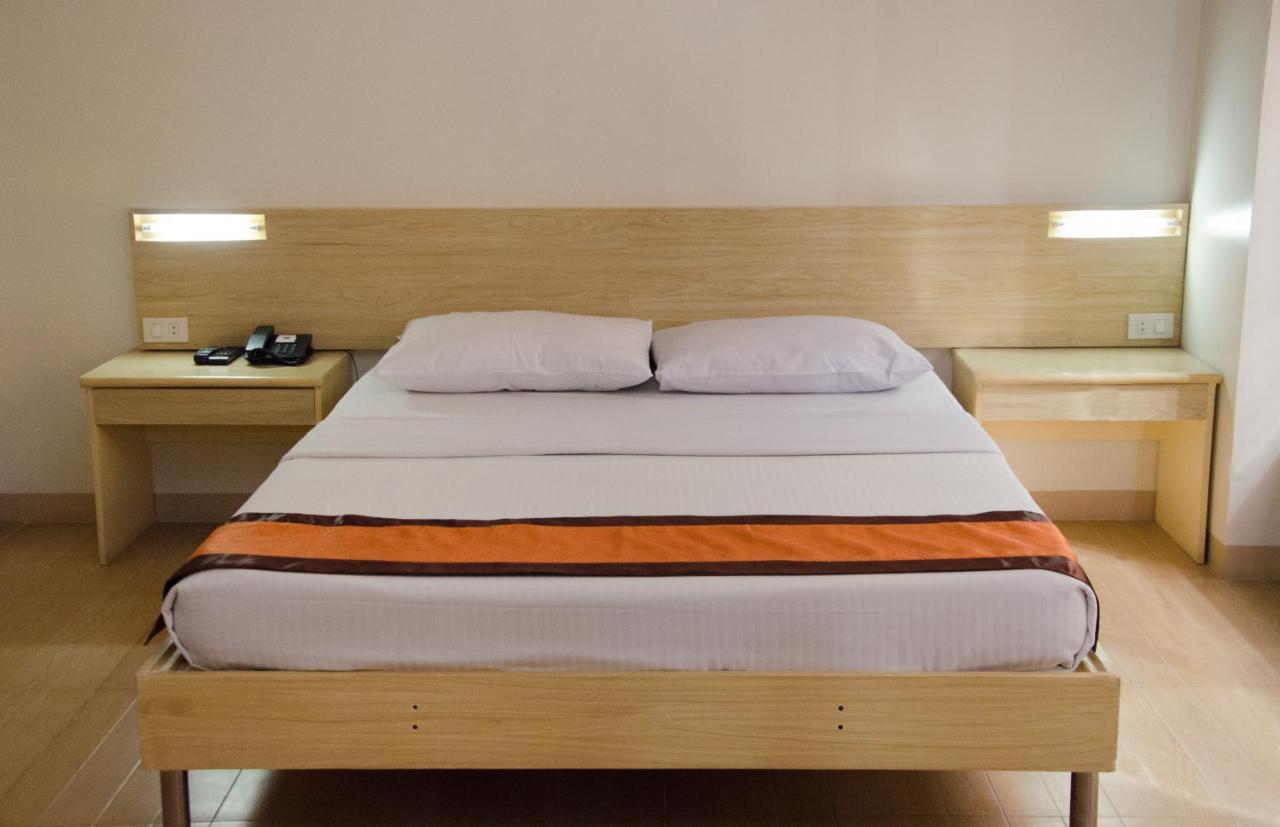 M Suites Hotel Makati City ภายนอก รูปภาพ
