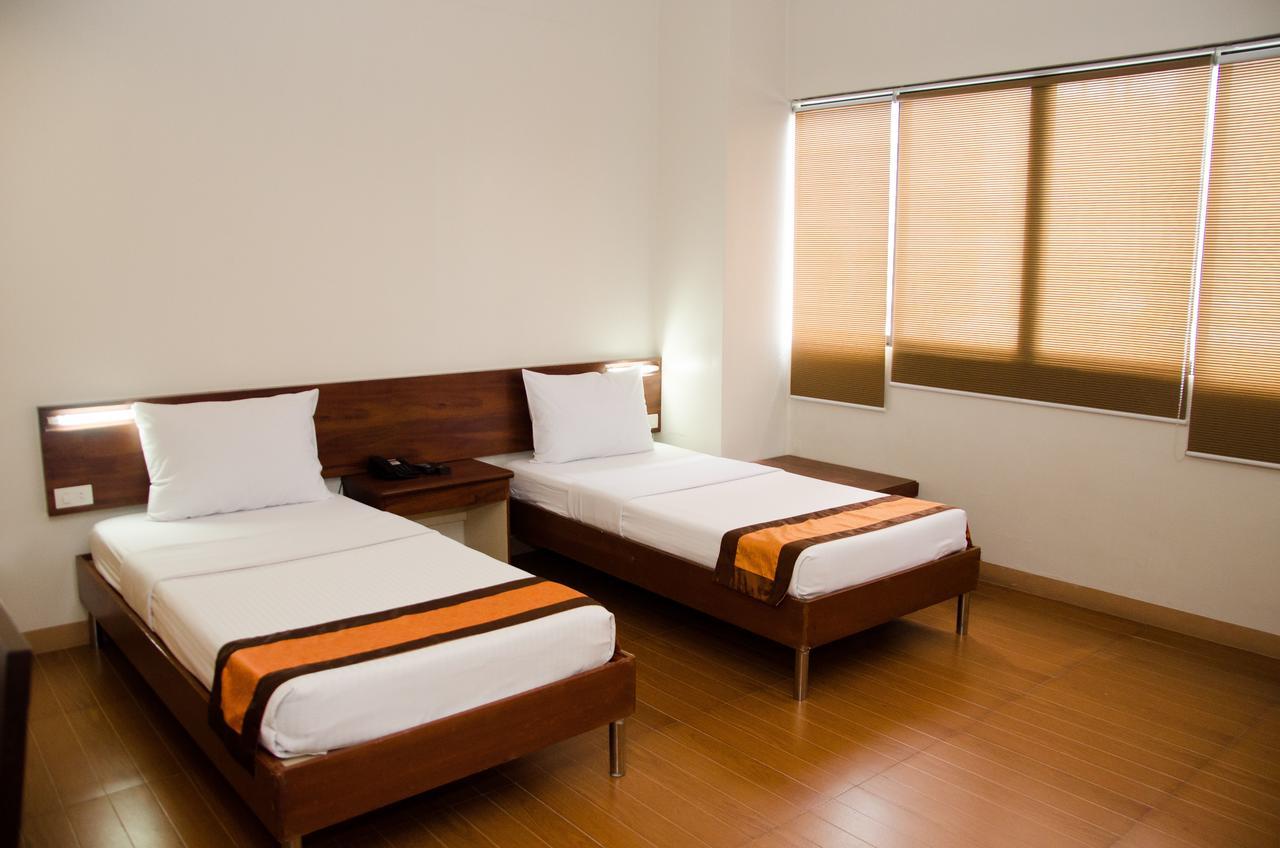 M Suites Hotel Makati City ภายนอก รูปภาพ