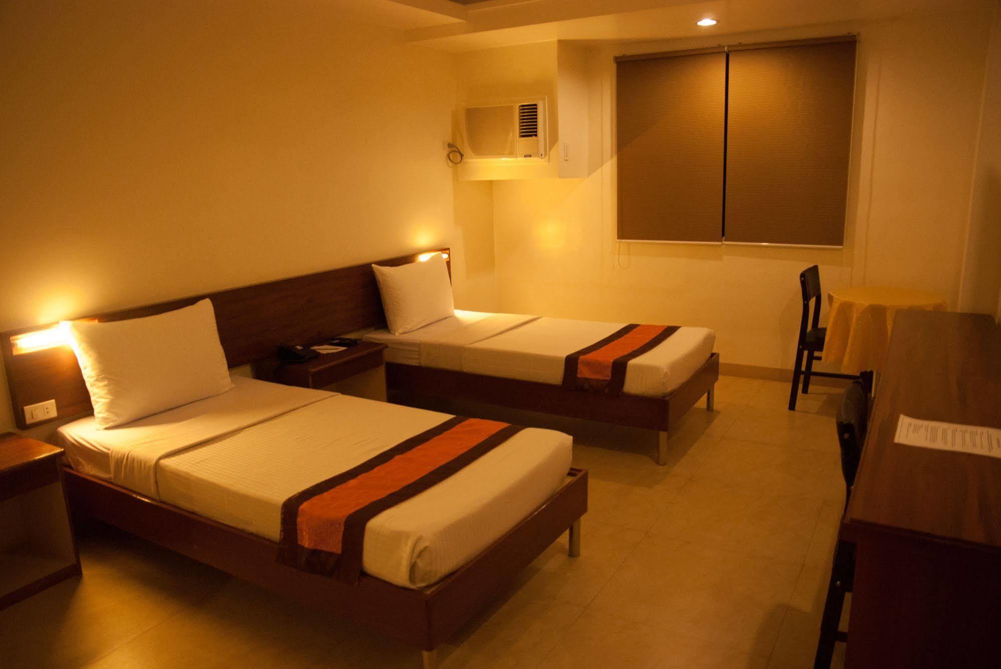 M Suites Hotel Makati City ภายนอก รูปภาพ
