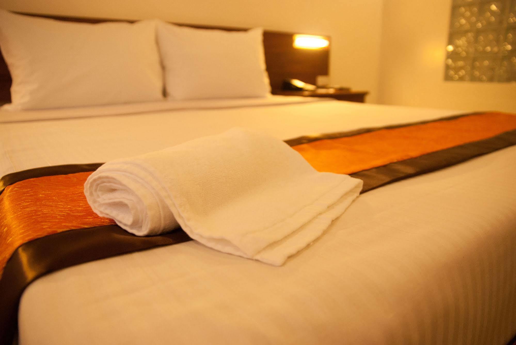 M Suites Hotel Makati City ภายนอก รูปภาพ