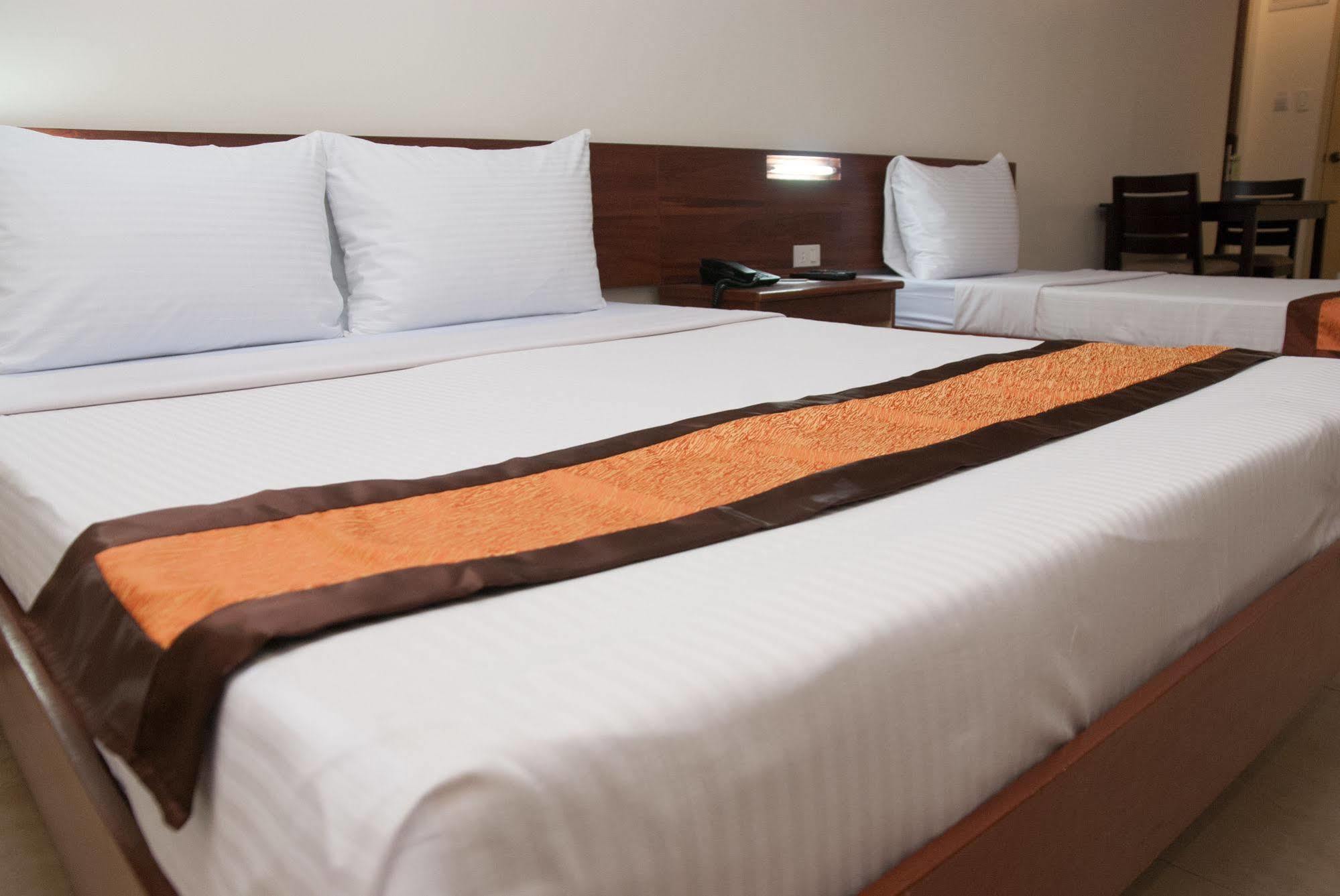 M Suites Hotel Makati City ภายนอก รูปภาพ