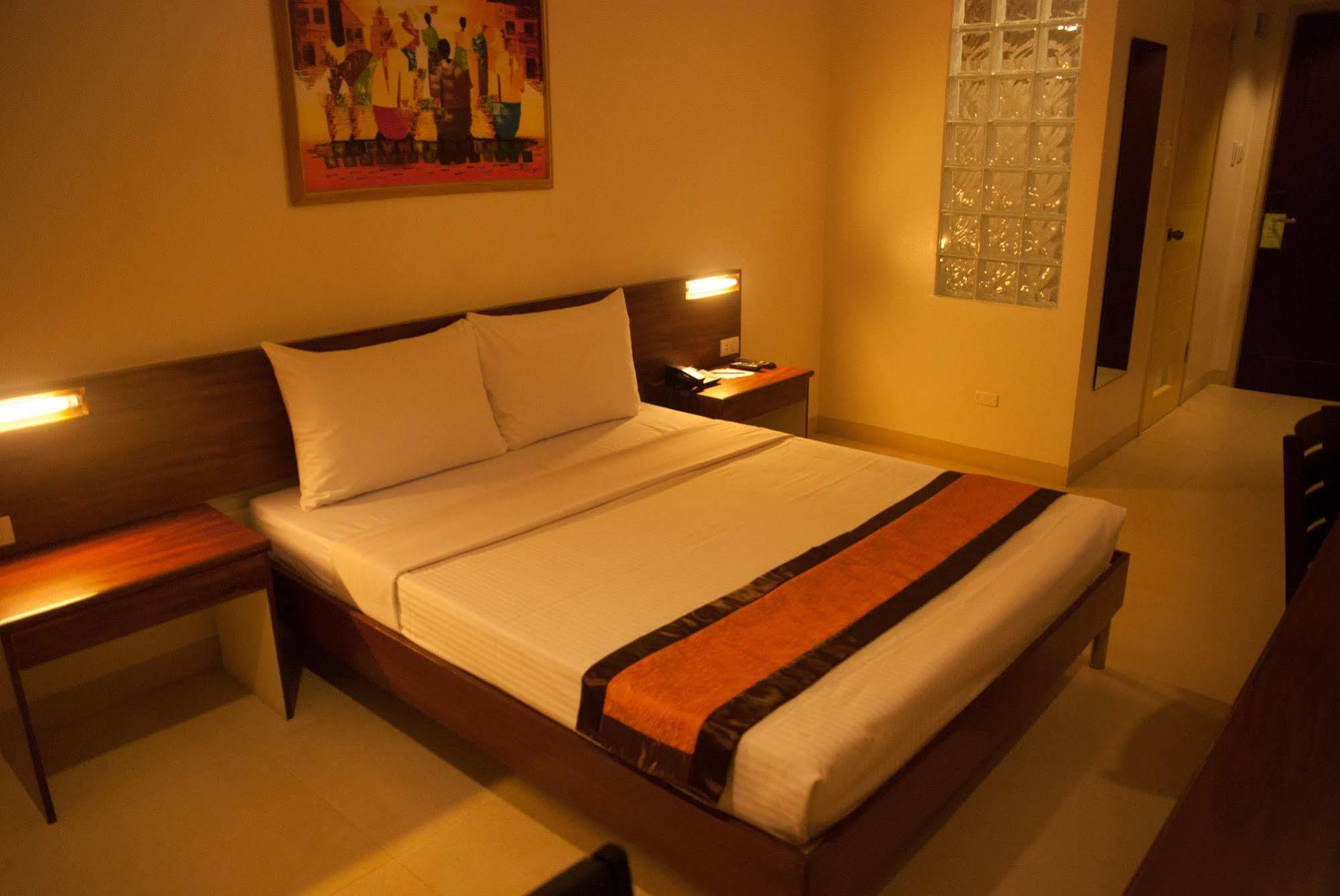 M Suites Hotel Makati City ภายนอก รูปภาพ