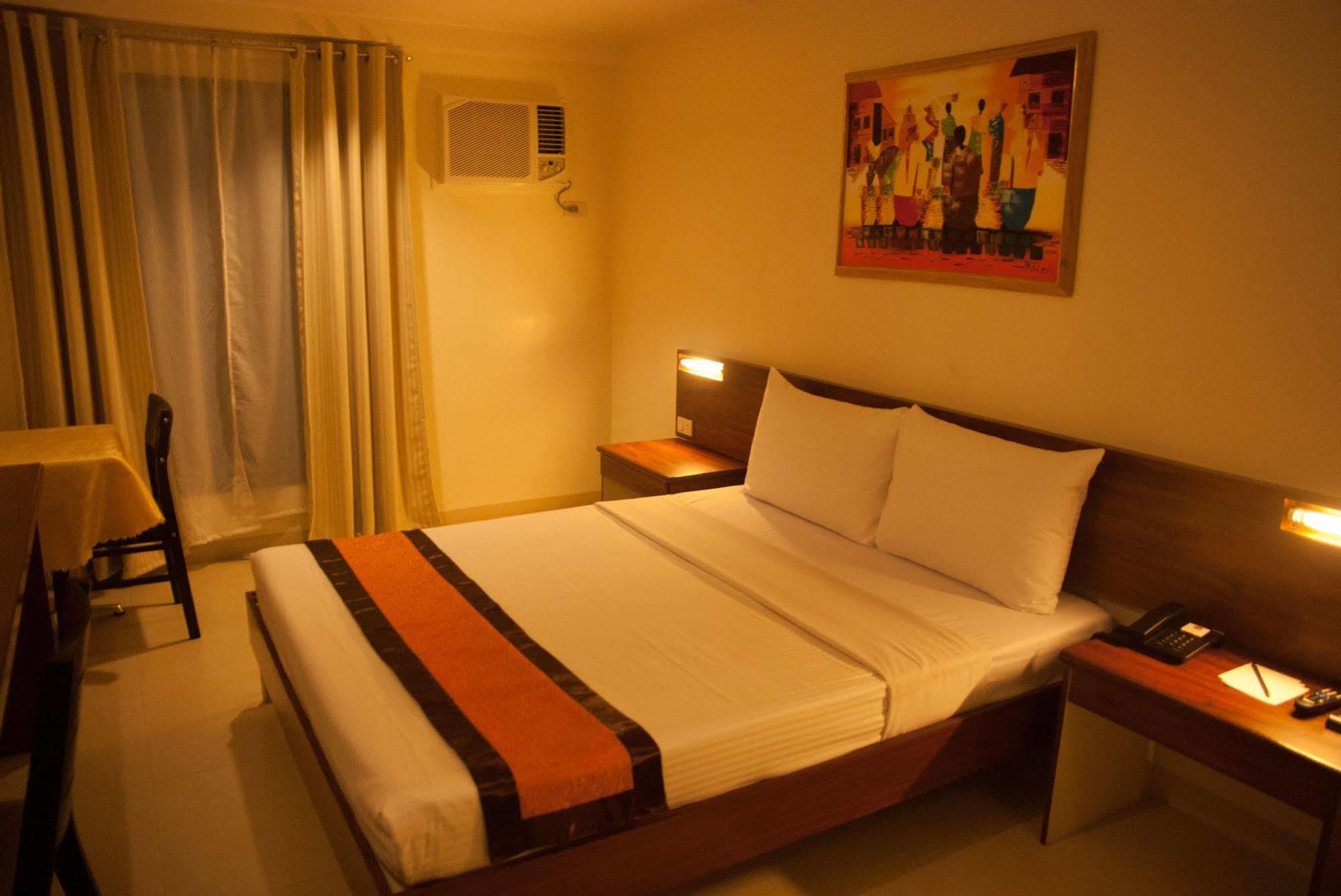 M Suites Hotel Makati City ภายนอก รูปภาพ