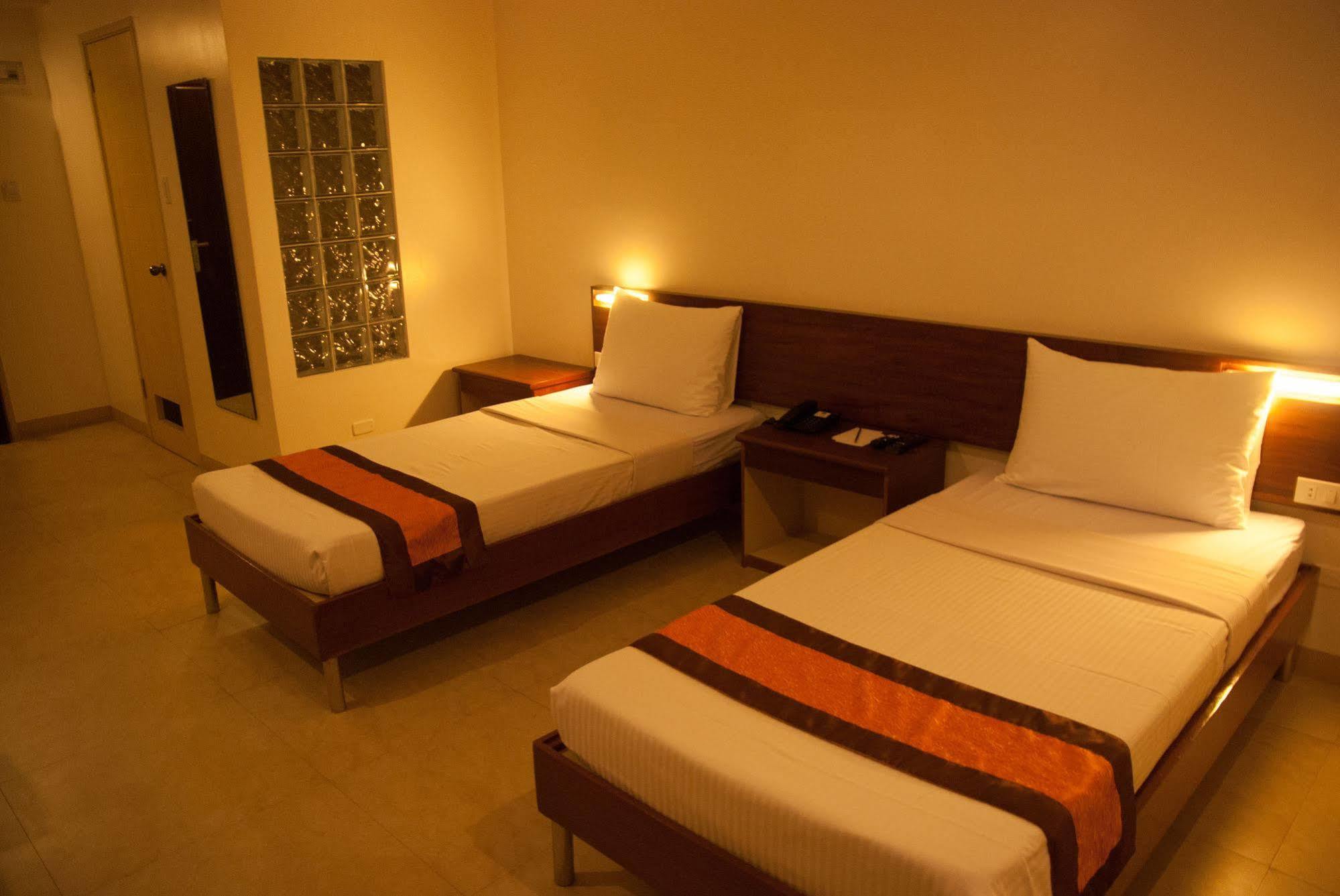 M Suites Hotel Makati City ภายนอก รูปภาพ