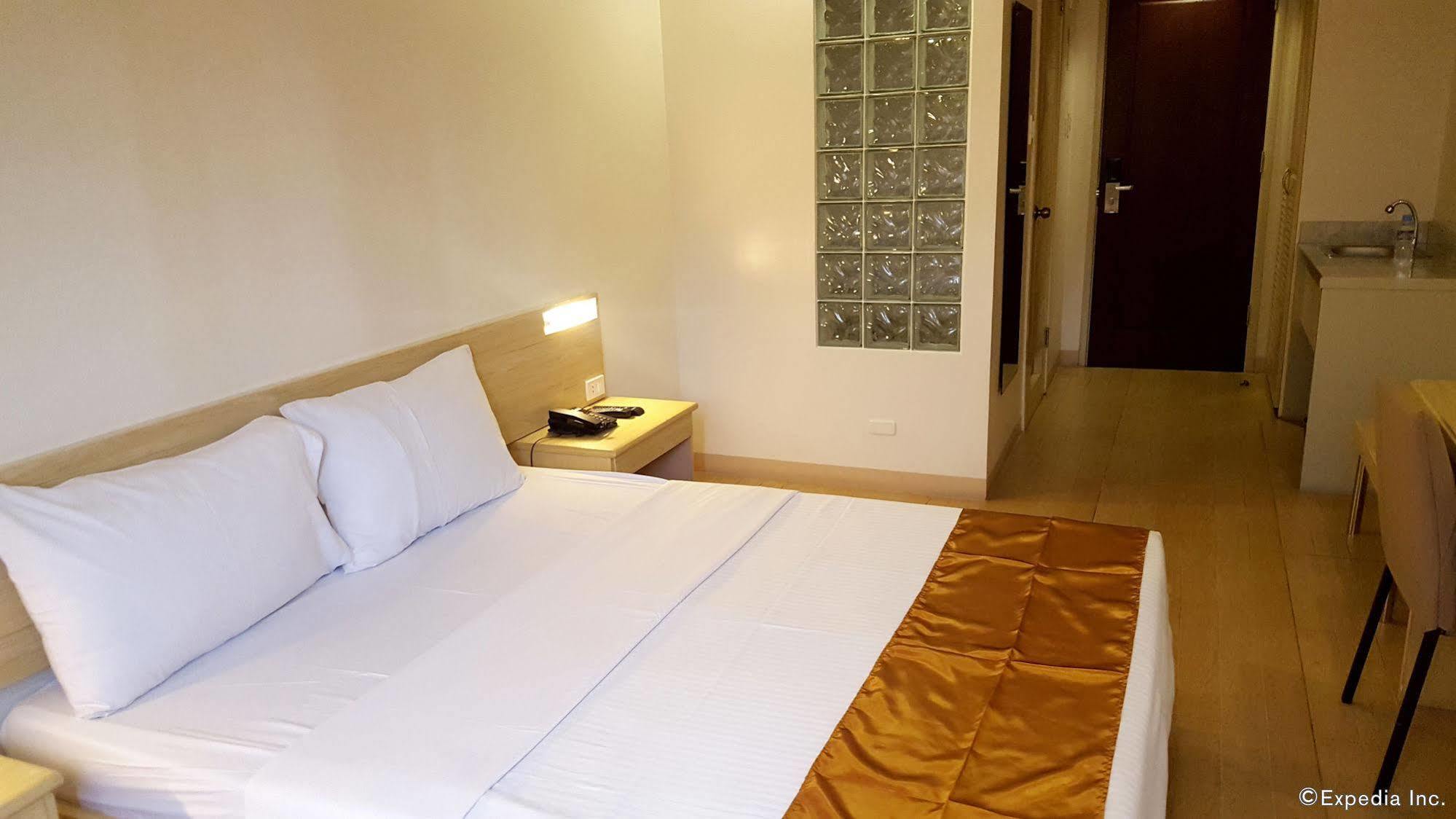 M Suites Hotel Makati City ภายนอก รูปภาพ